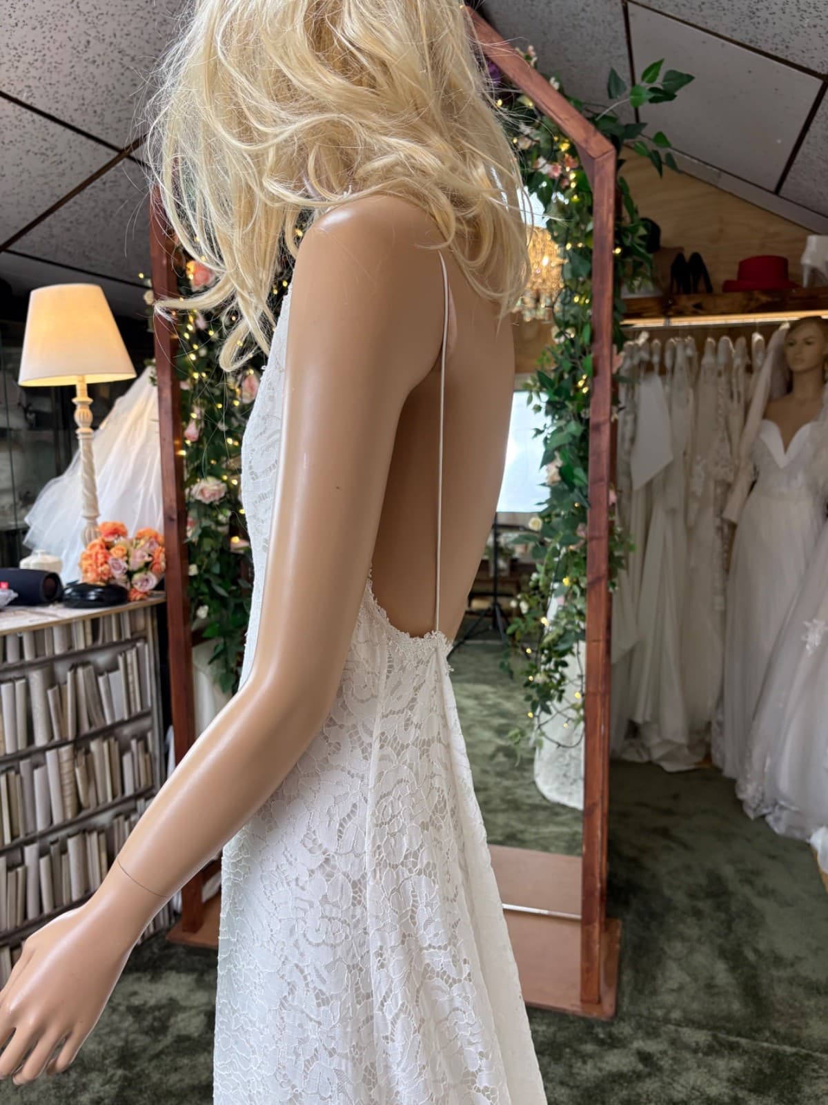 Blondebrudekjole med dyb ryg set fra siden uden top 