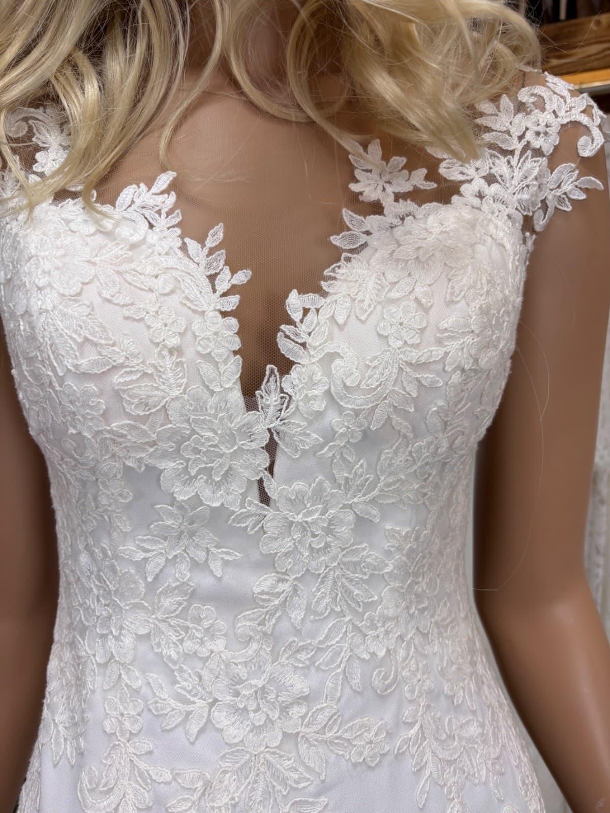 detalje af blonder på toppen af kjolen