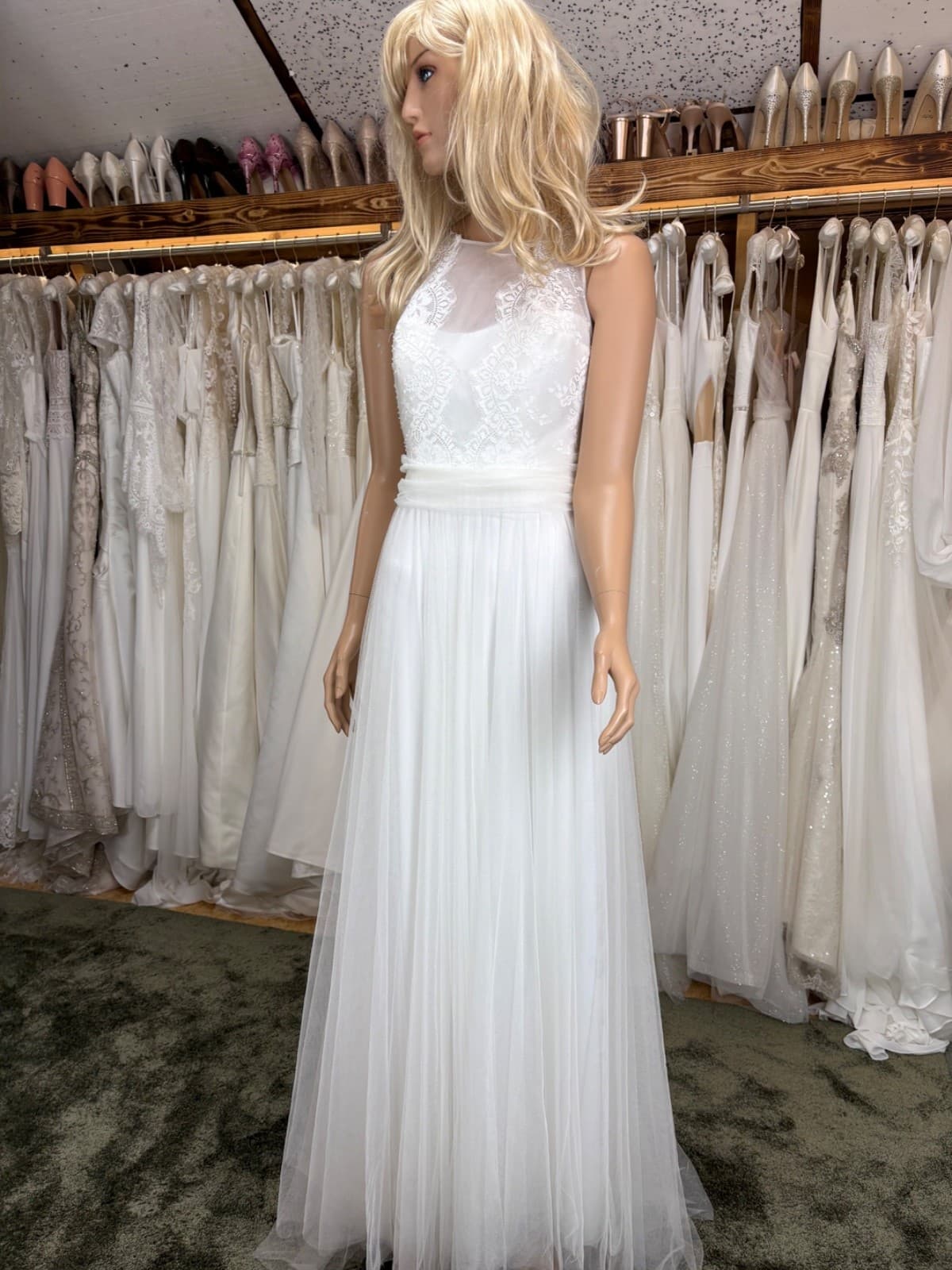 brudekjole i blødt hvidt stof set forfra