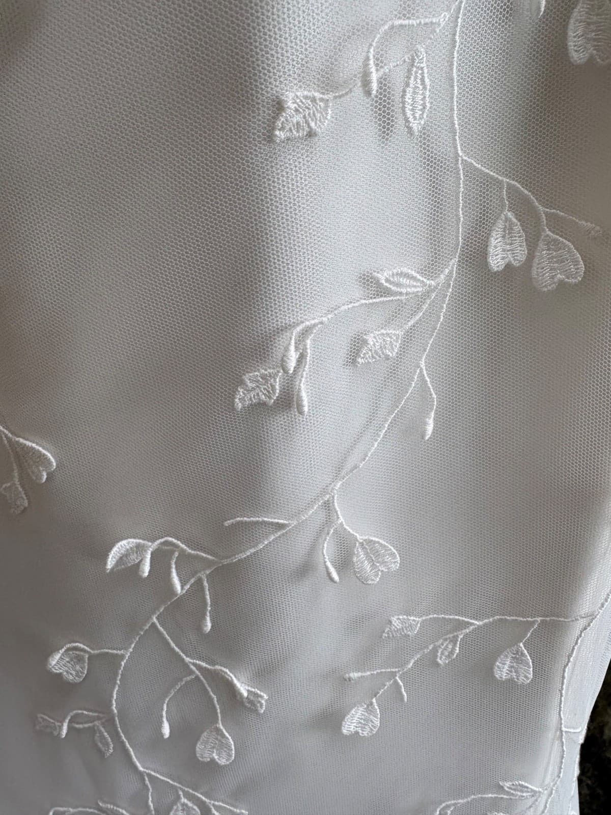 detalje af broderi på kjolen