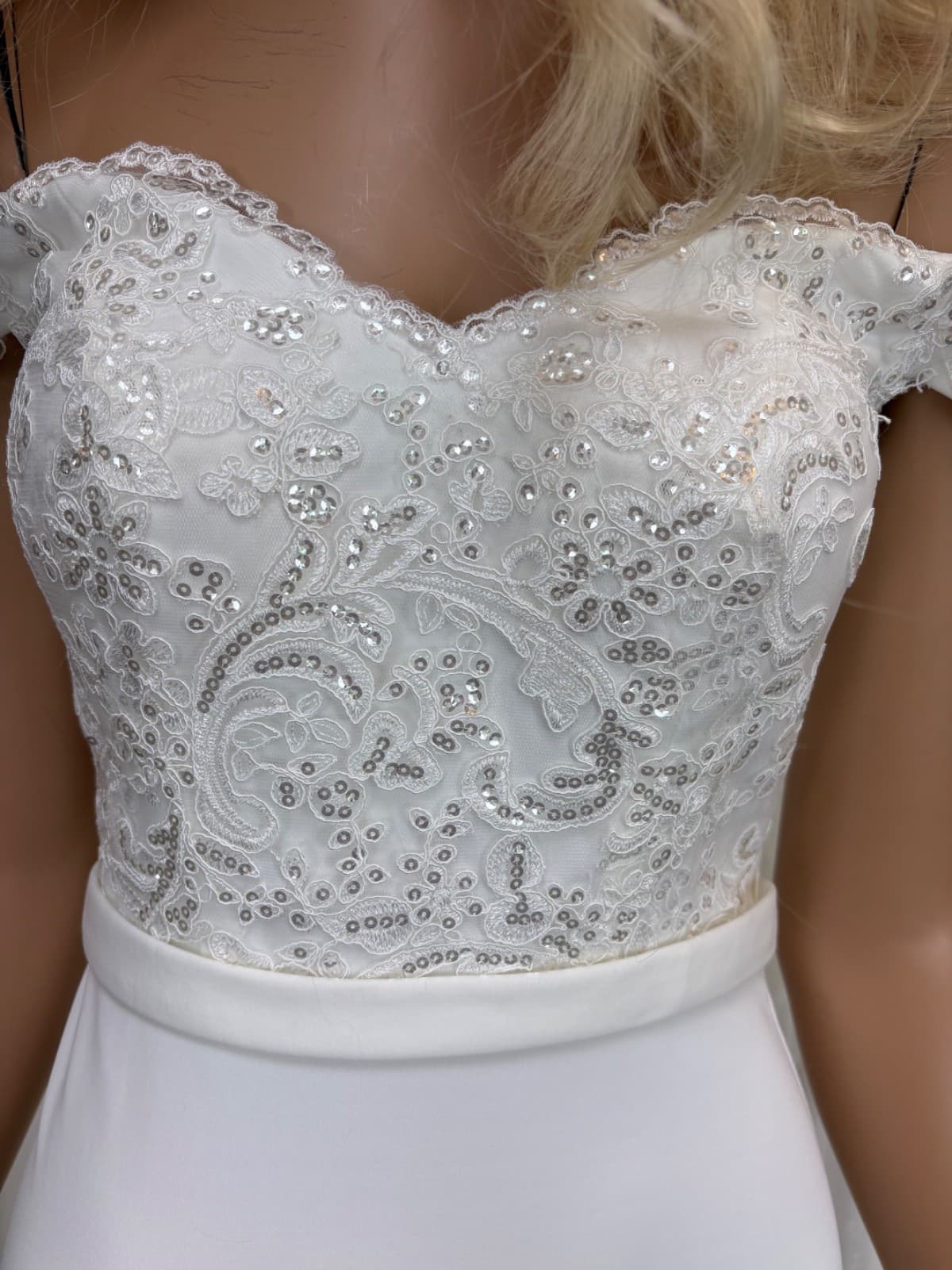 detalje af blonder med palietter