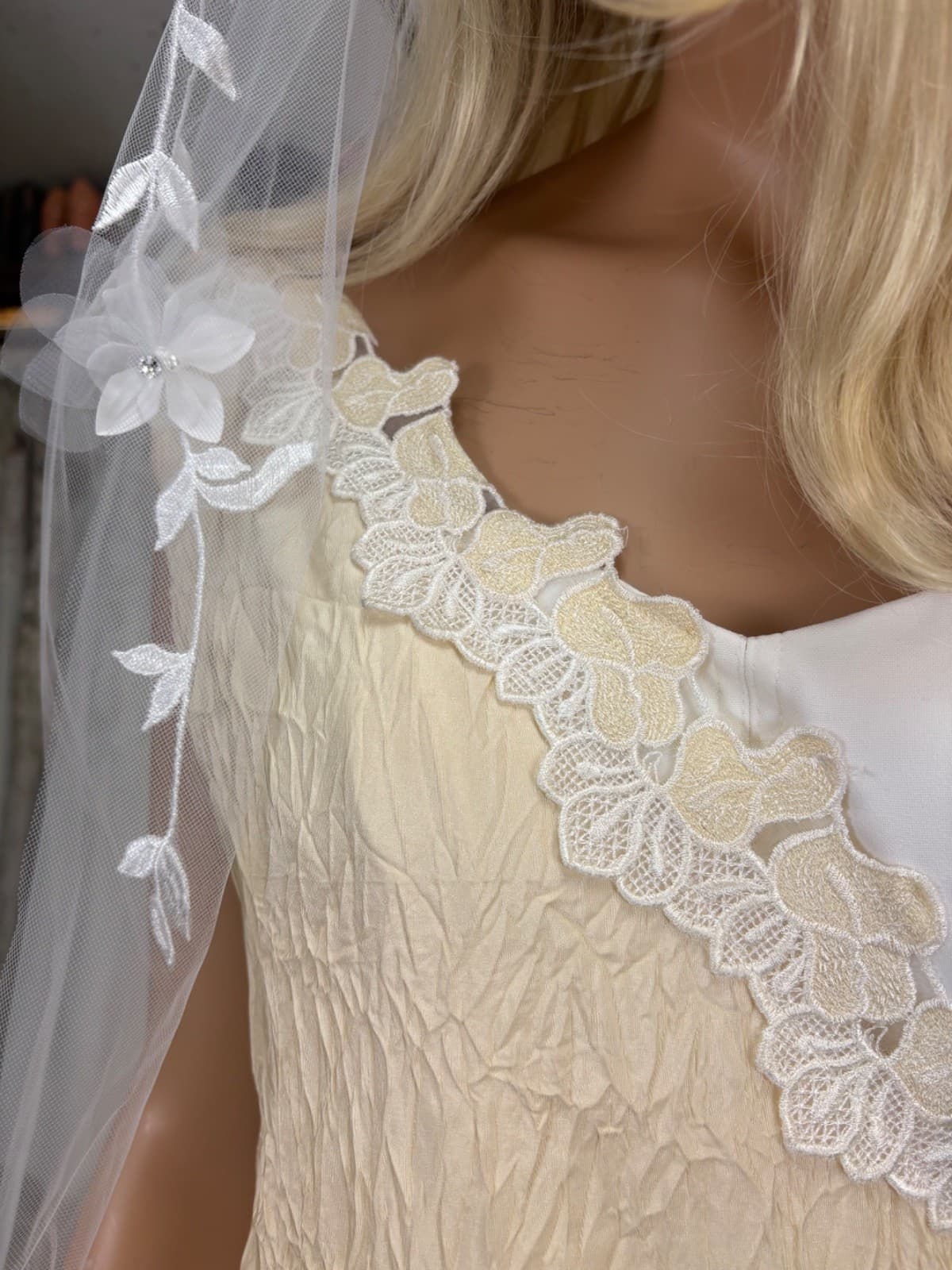 detaljer af blonde og chiffon