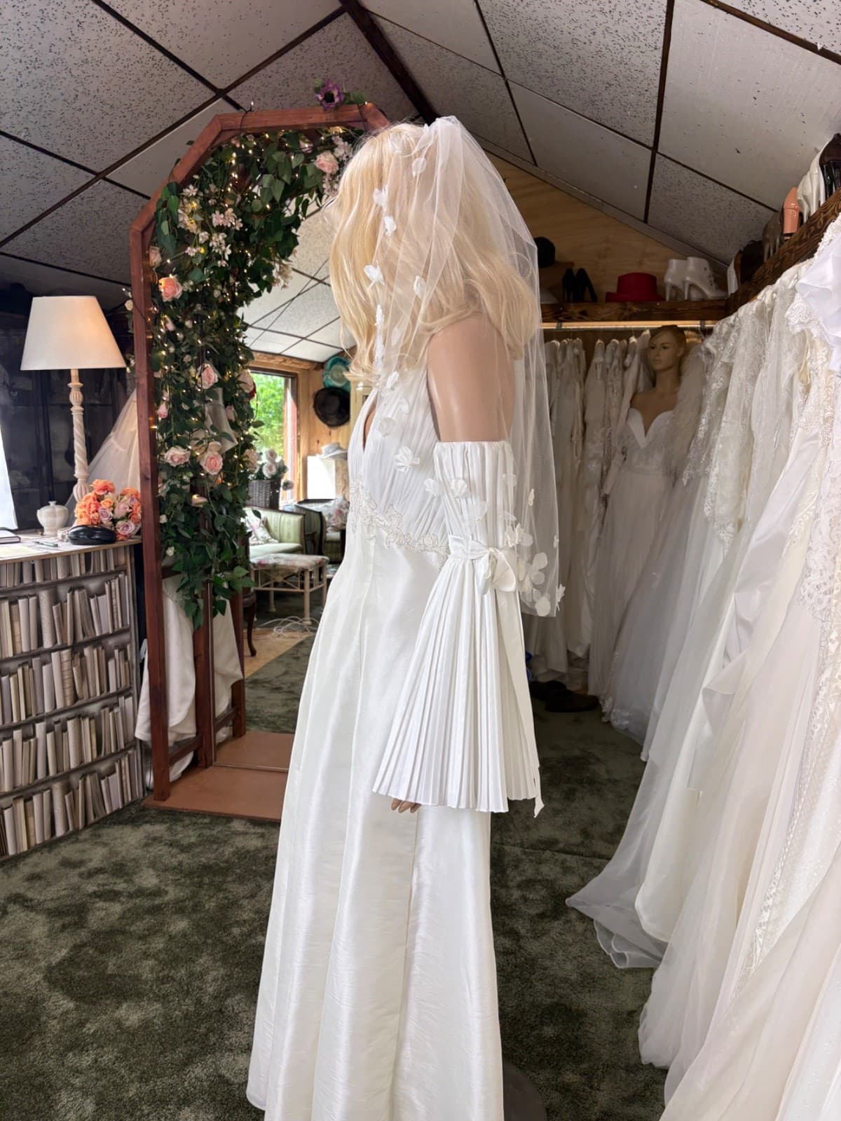 vintage brudekjole i satin set fra siden