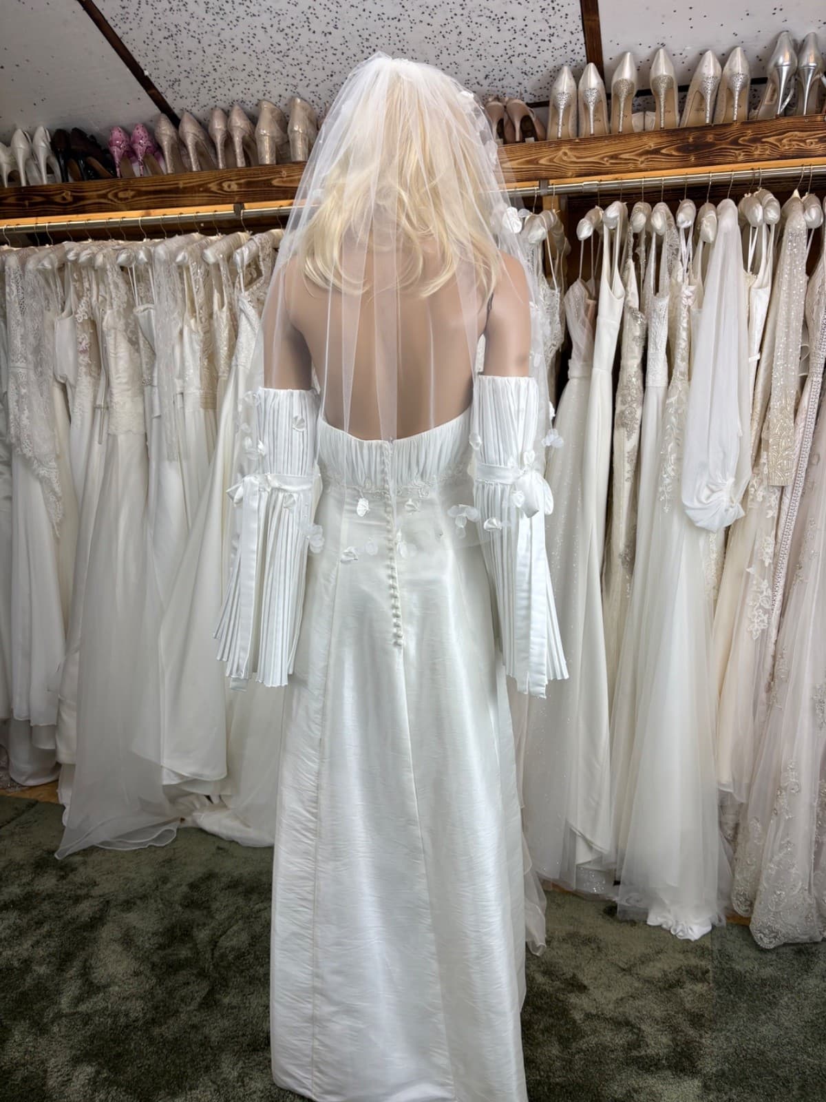 vintage brudekjole i satin set fra ryggen