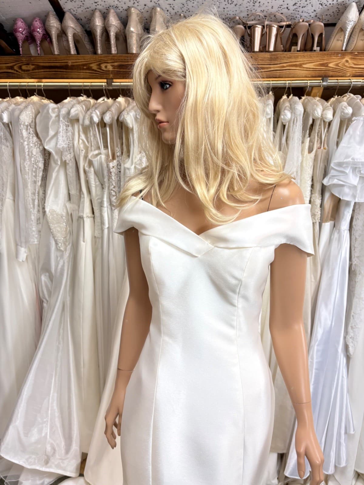 satin brudekjole med off-shoulder ærmer