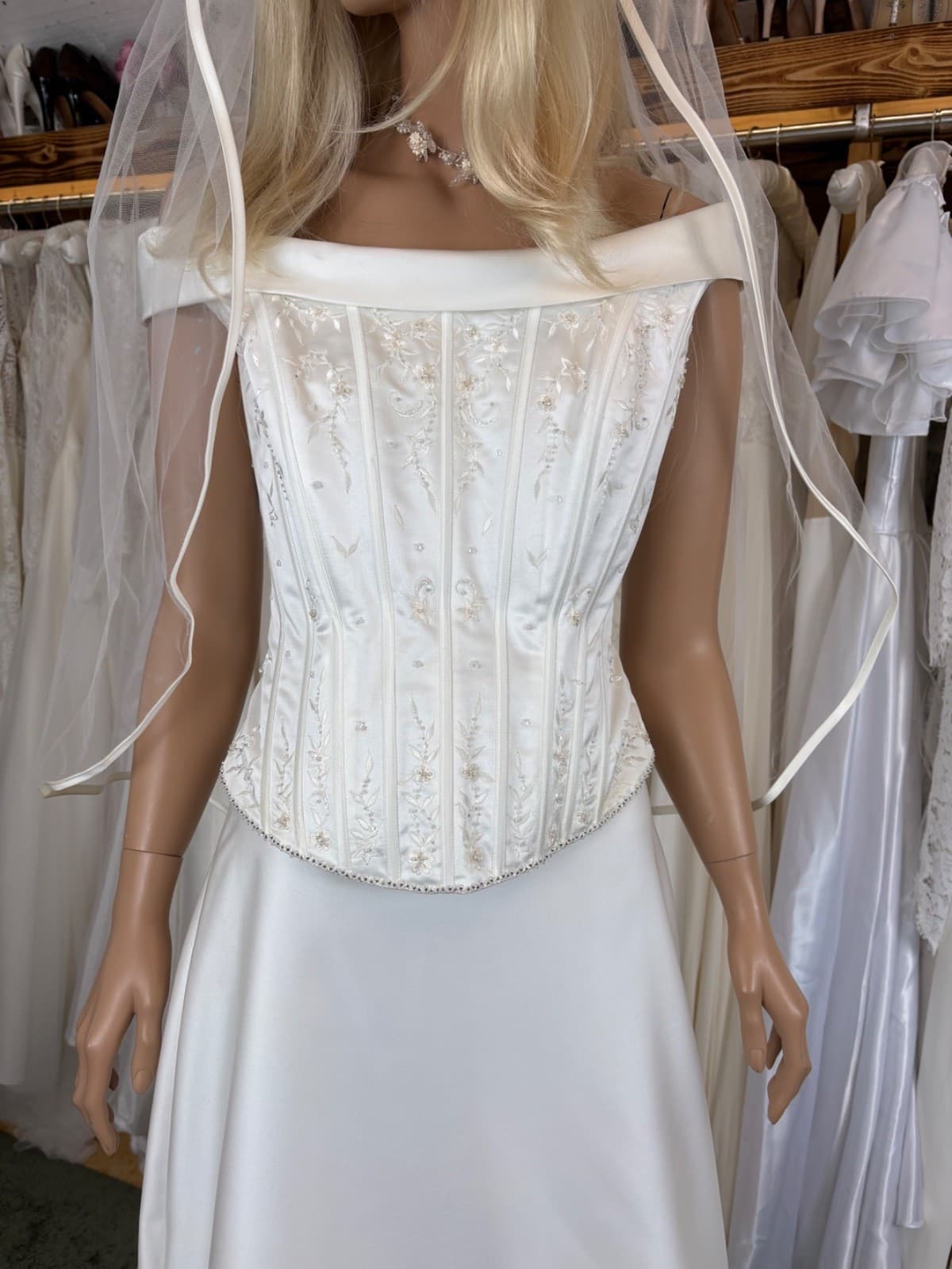 brudekjole med elegant broderi og blonder detaljer set forfra