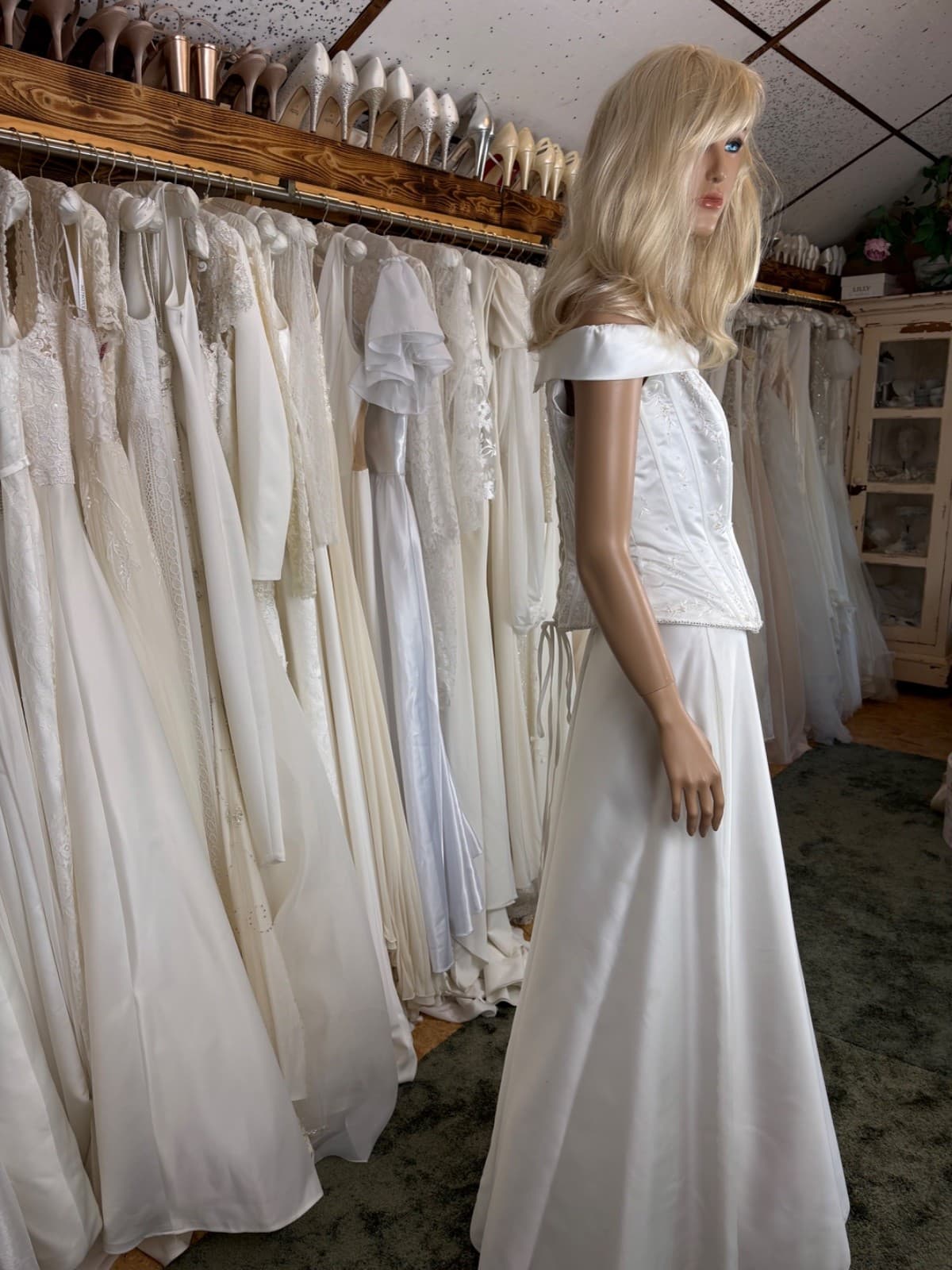brudekjole med elegant snit og blonder detaljer set fra siden