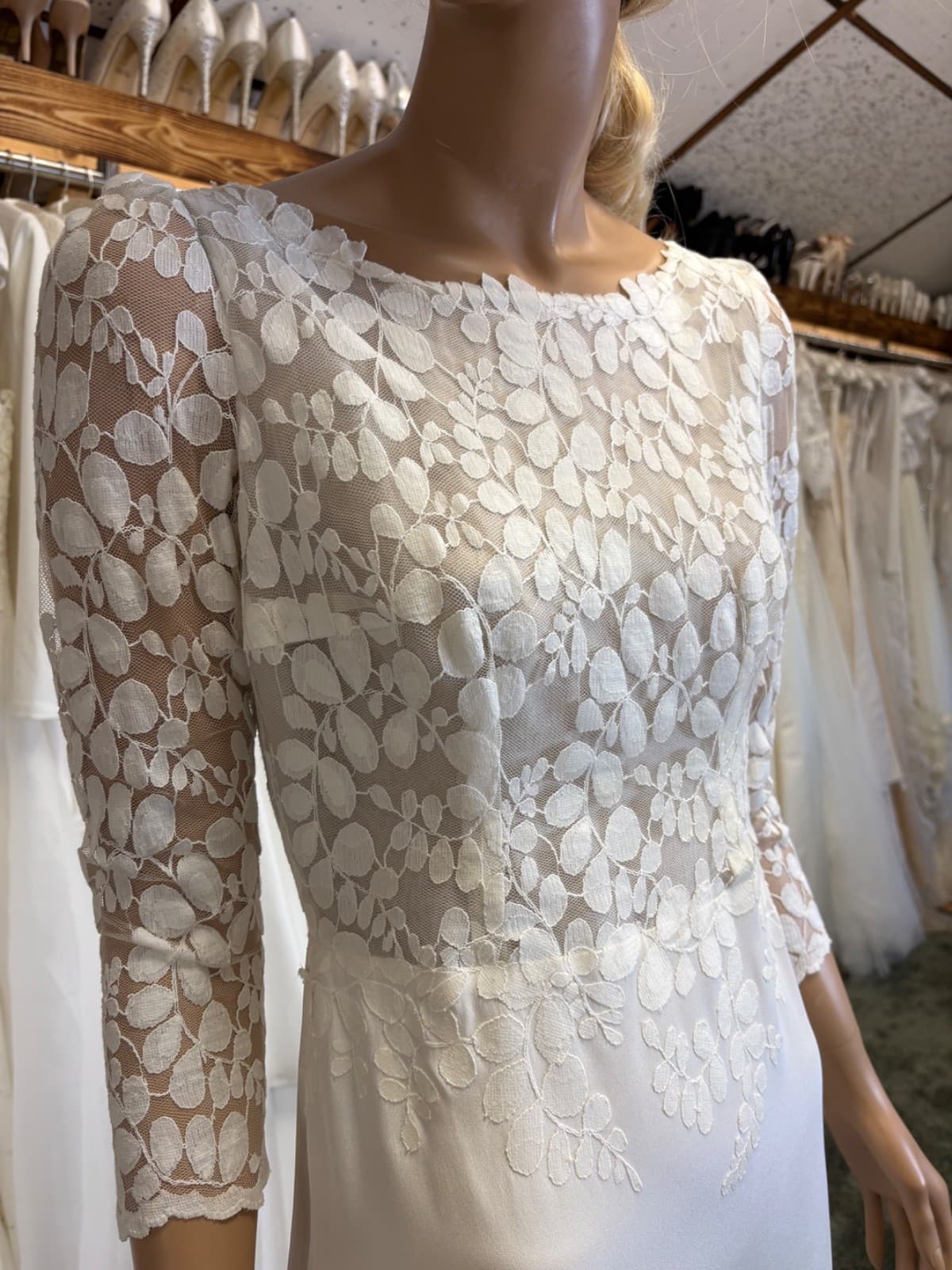 detalje af blondetop med fine detaljer