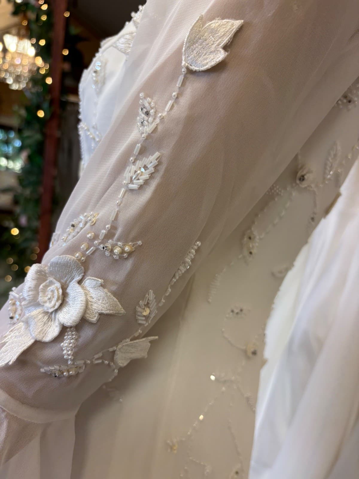 detalje af blomsterbroderi på ærme