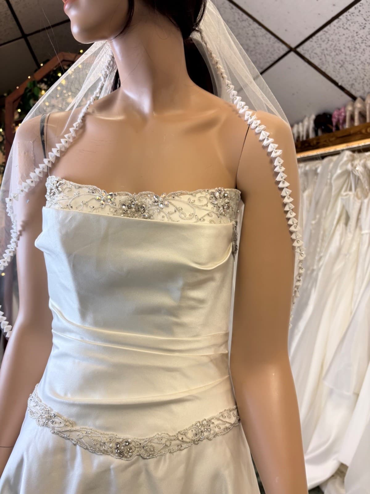 detalje af ærmet og krystaller
