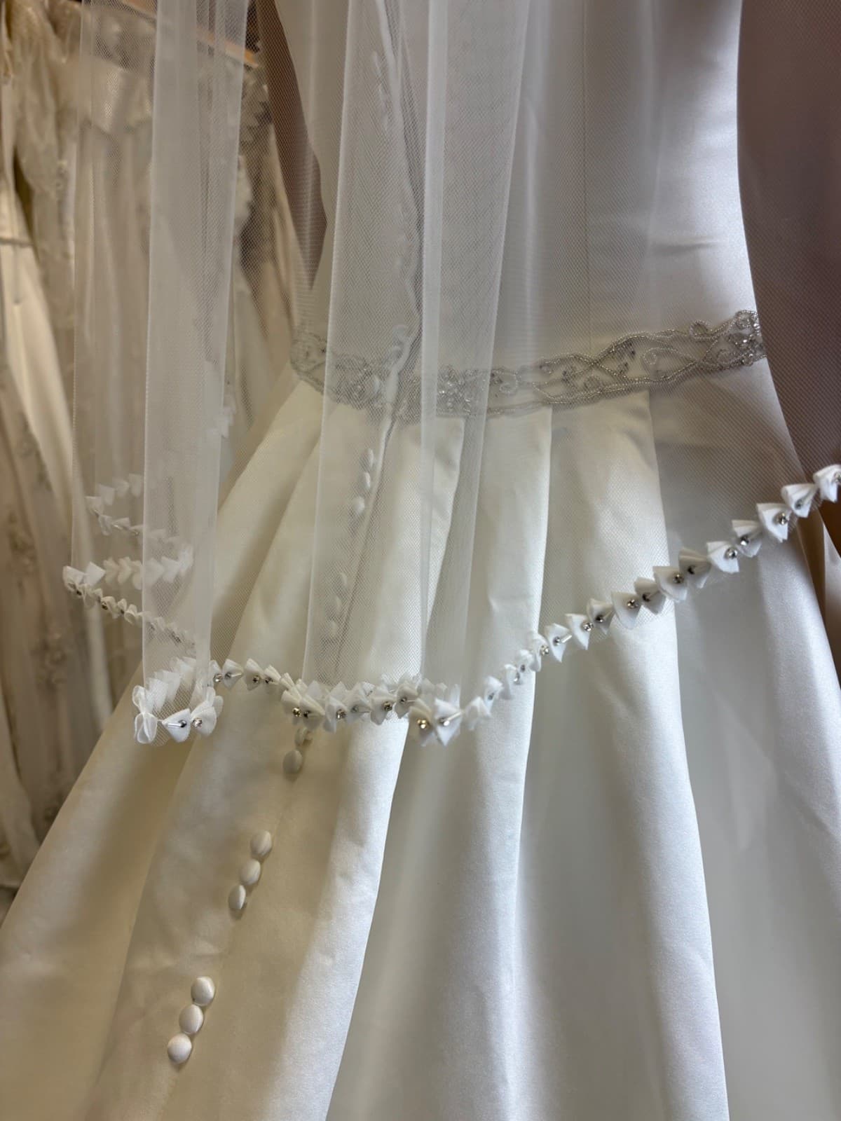 detalje af slæb og knapper