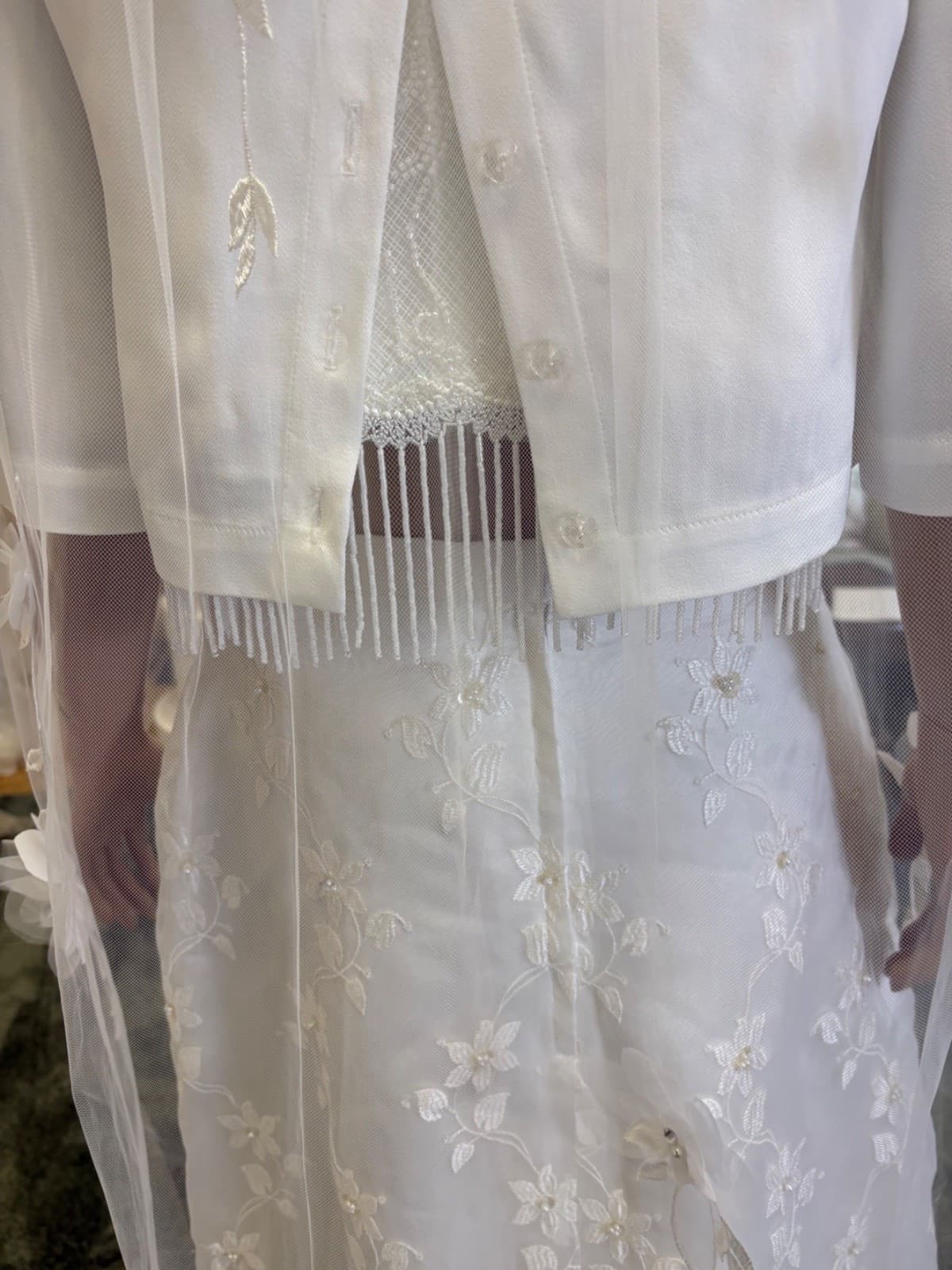 detalje af brudekjole med blonder og knapper