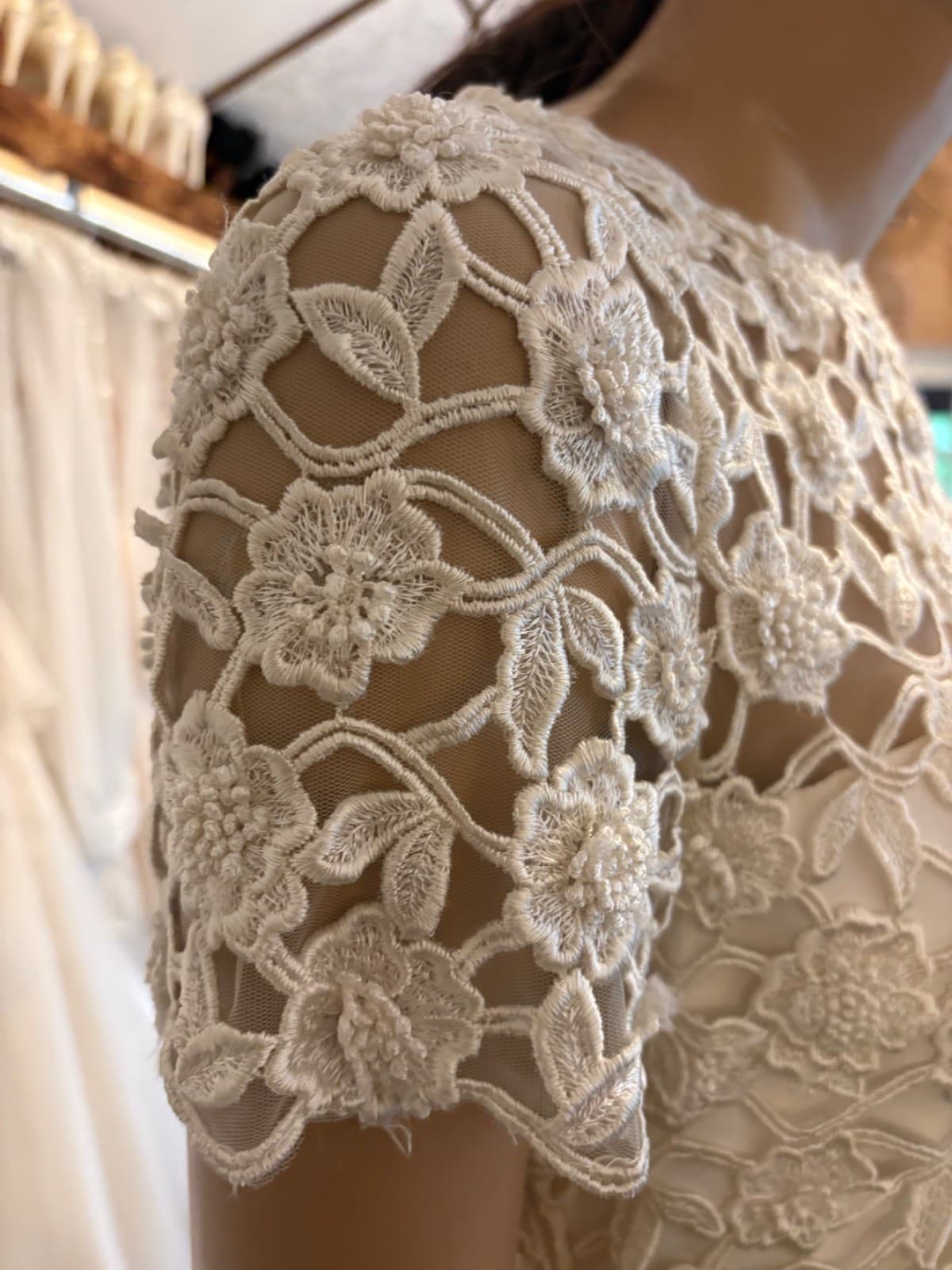 detalje af blonder på skulder