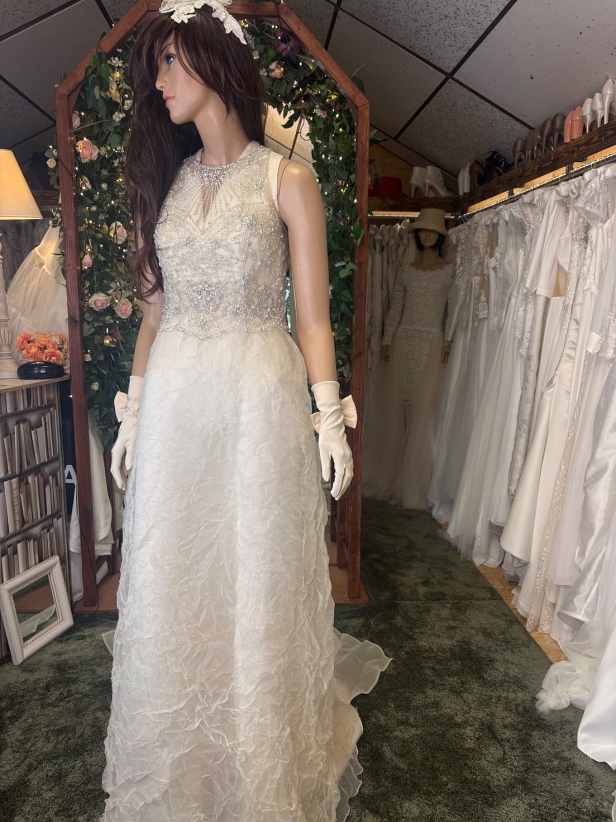 brudekjole med vintage stil set fra siden