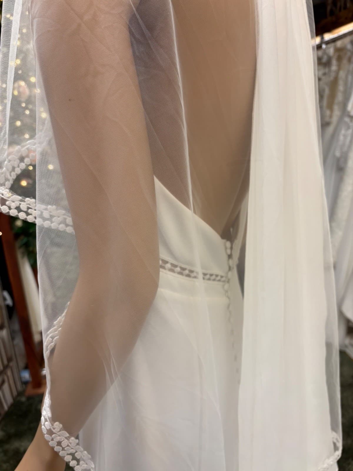 detalje af ryg og hætte med blonder