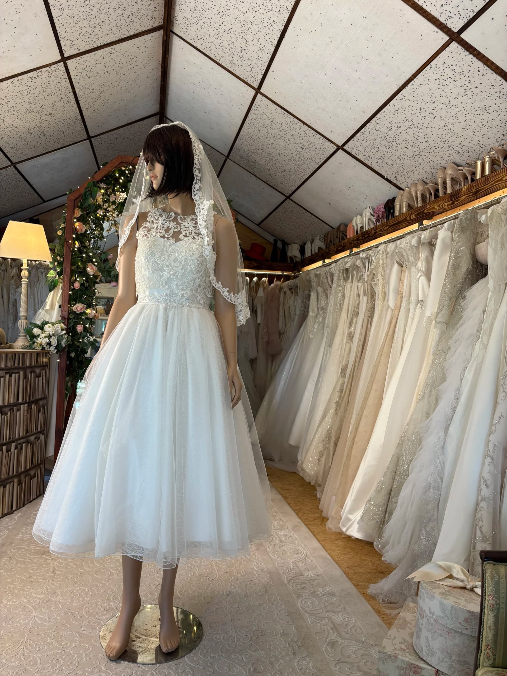 Lisbeth – Preloved kort brudekjole str. 36 - billede 1