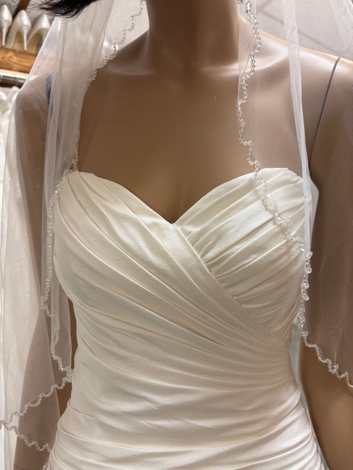 detalje af kjolens overdel med blonder