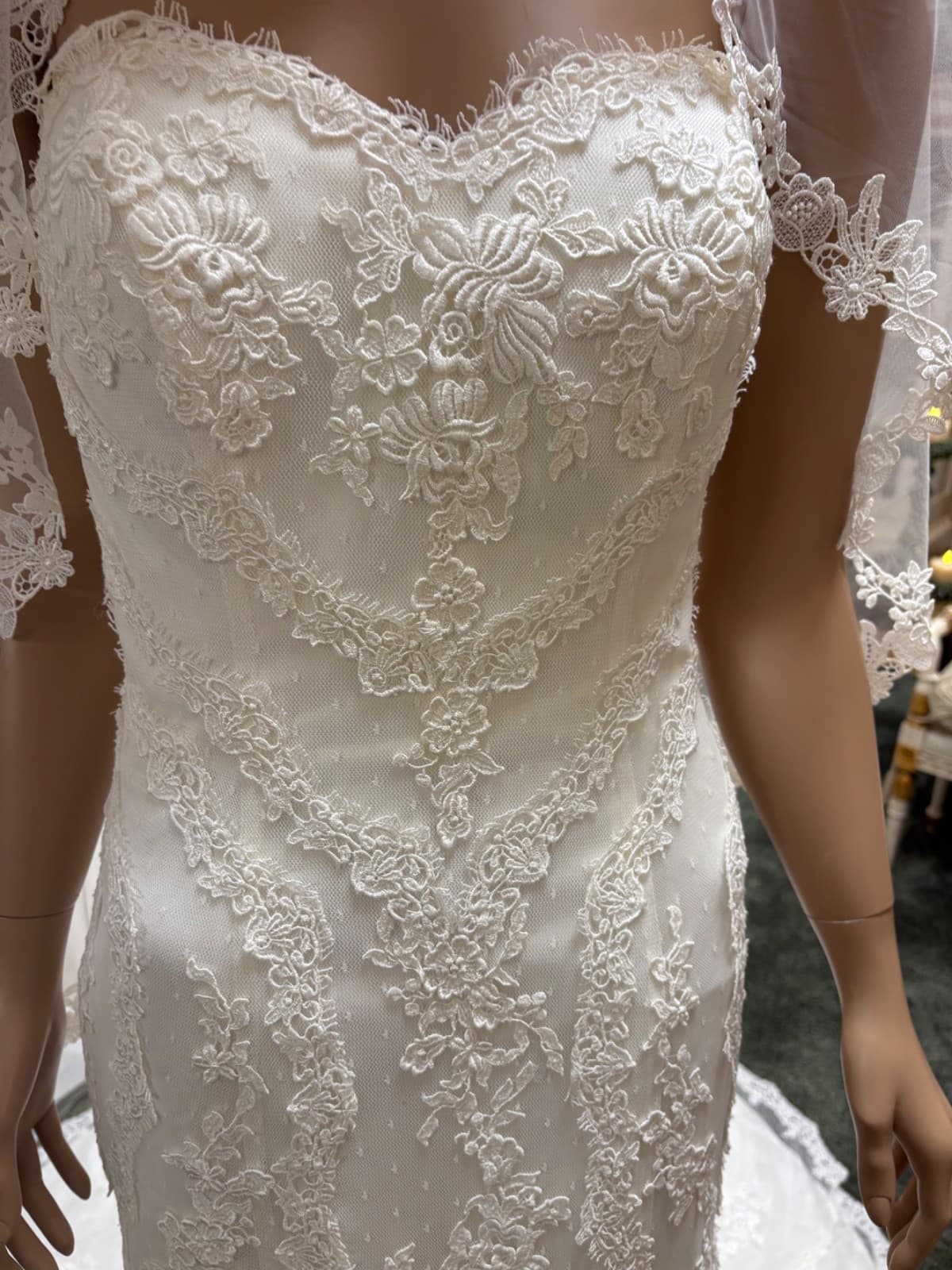 detalje af blonde og mønster på kjolen