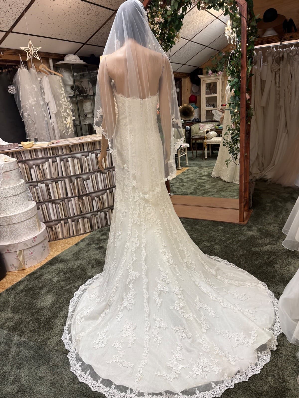 brudekjole set bagfra med detaljer