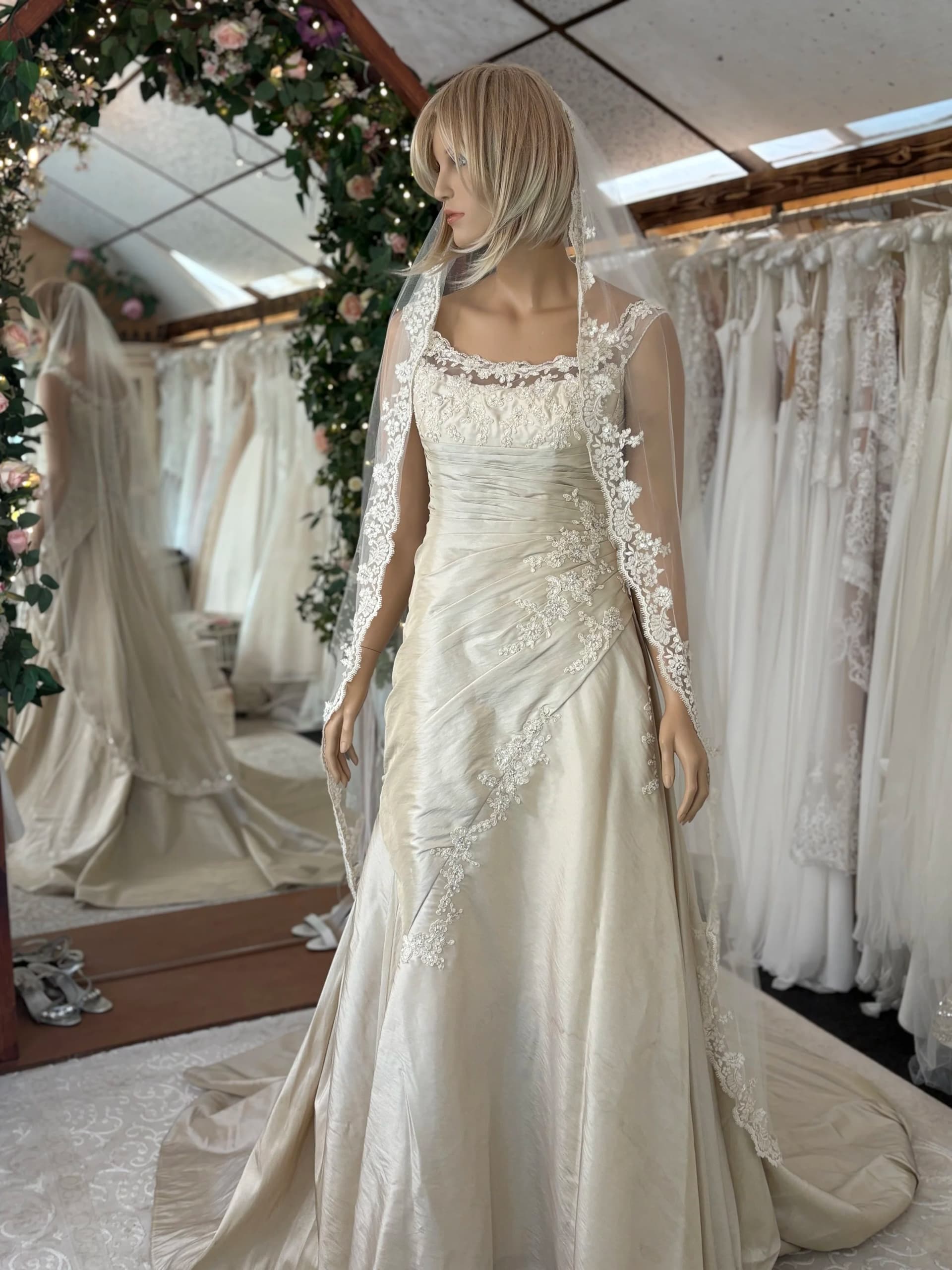 Vivi – Preloved brudekjole str. 38 - billede 1